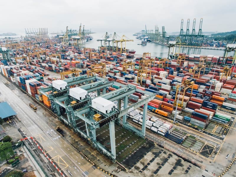 Vista aérea de un terminal portuario con contenedores y grúas